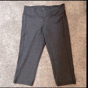 Old Navy size L gray cropped athletic leggings!